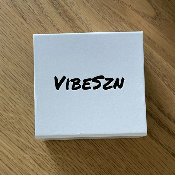 New Vibe Szn necklace - Picture 3 of 4